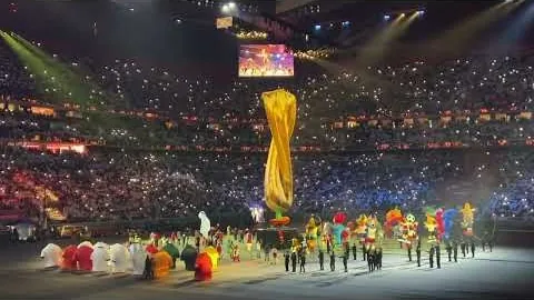 德国球童助力快发角球得分，基米希赛后赠签名球并合影激励球员